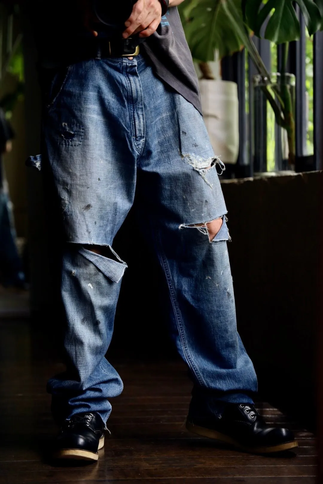 SAINT Mxxxxxx SAINT_DENIM PANTS/PAINTER /BLUE Logging trousers with knife-cut holes and splashed ink. Patch jeans. Blue S-XL. All accessories are molded and customized. Super heavy work. Washed and distressed. Knife-cut holes. Artificial splashed ink graffiti. Authentic version. Loose and stylish.
